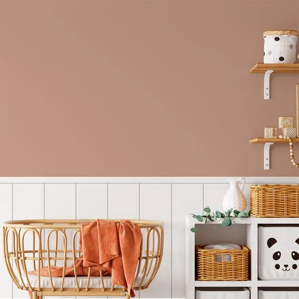 Lambri Branco — ambiente com o papel de parede aplicado