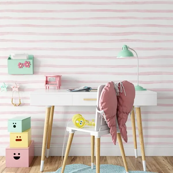 Listras Horizontais Aquarela Slim Rosa — ambiente com o papel de parede aplicado