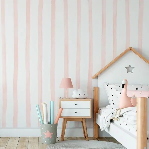 Listras Verticais Aquarela Rose — ambiente com o papel de parede aplicado