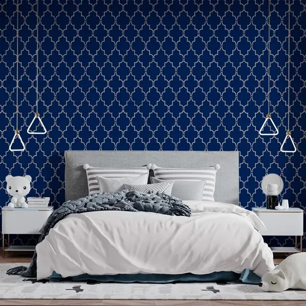 Stencil Marroquino Prata Azul Marinho — ambiente com o papel de parede aplicado