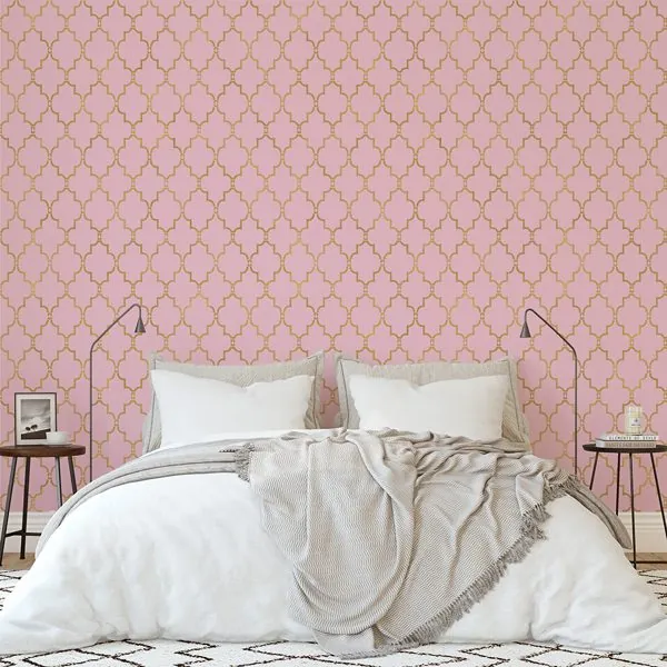 Stencil Marroquino Rose — ambiente com o papel de parede aplicado