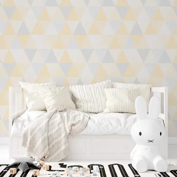 Triângulos Cinza e Amarelo — ambiente com o papel de parede aplicado